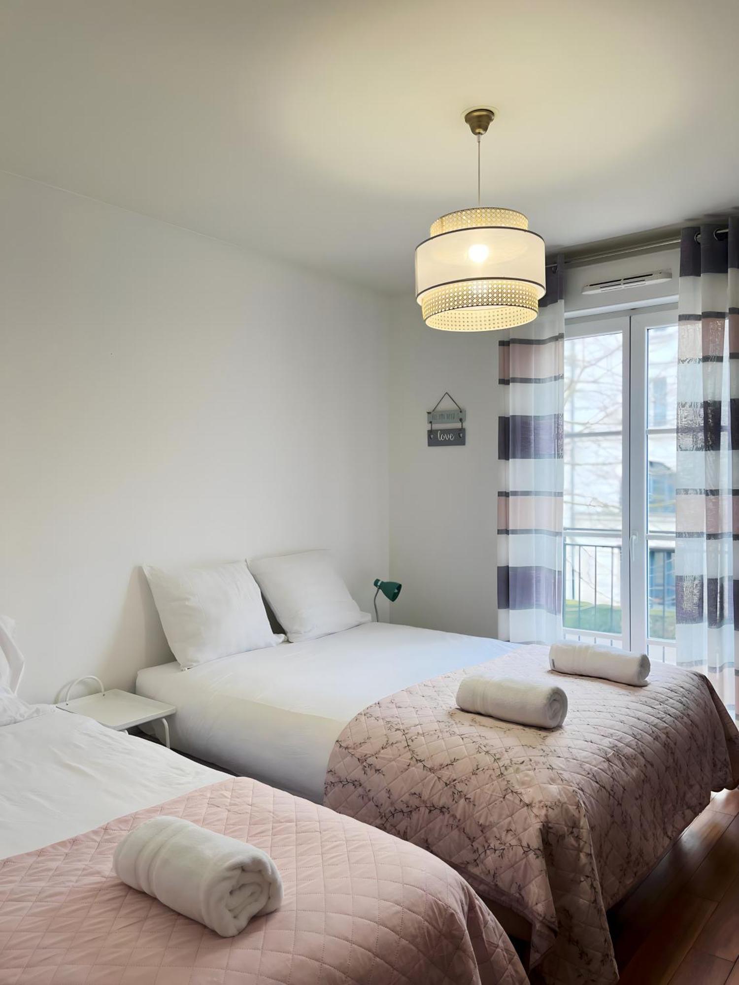 Family Stay - Steps From Disneyland Serris Ngoại thất bức ảnh